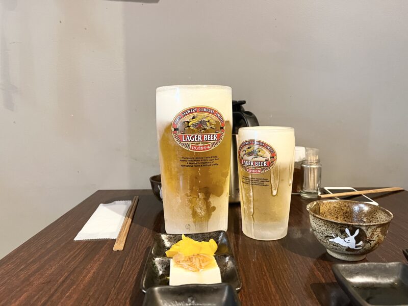 ゆうや裏横の生ビール大と生ビール小