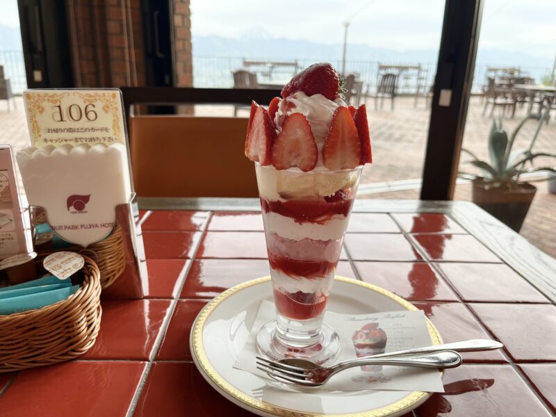 ベラヴィスタのいちごパフェ