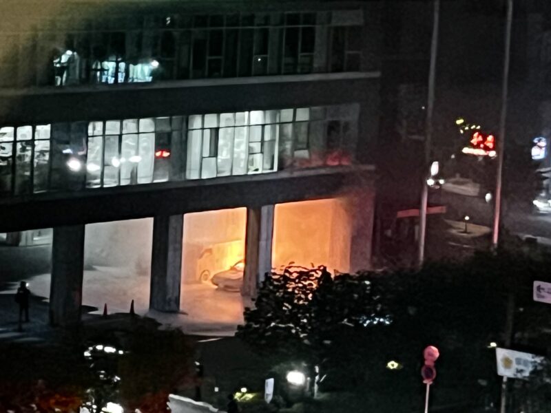 甲府市役所の駐車場で火事