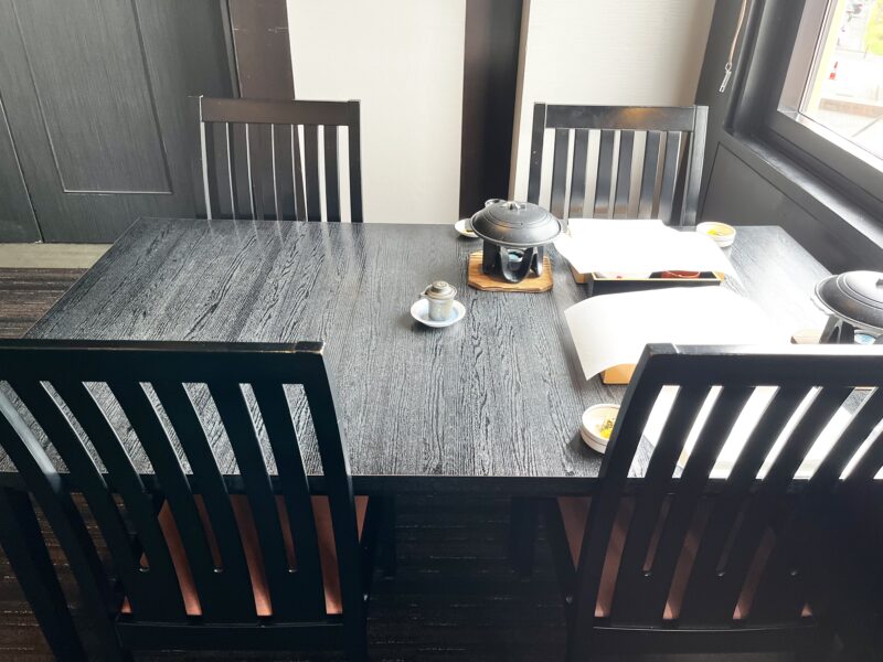朝食の席