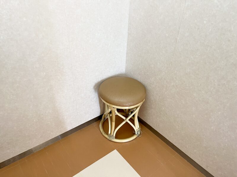 エレベーター内の椅子