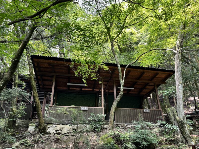 川沿いの席