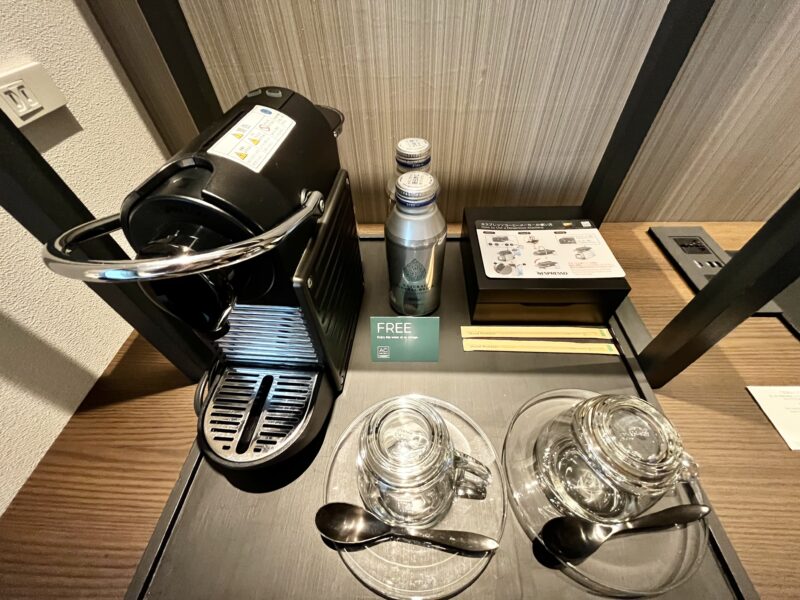 コーヒーマシン、カップ、水