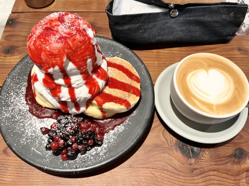 ベリーベリーパンケーキとラテ