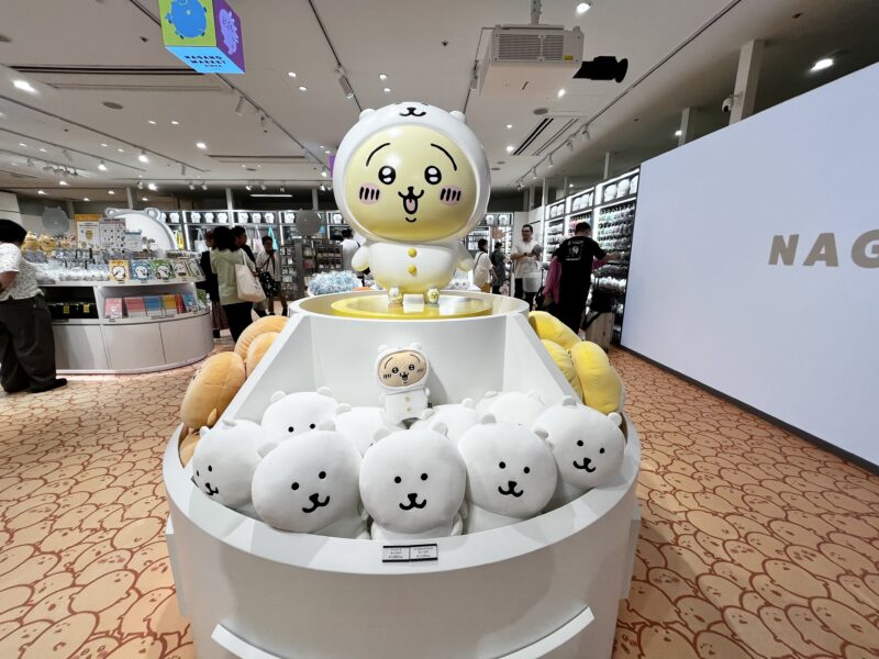 ちいかわにかぶられたぬいぐるみS（うさぎ）