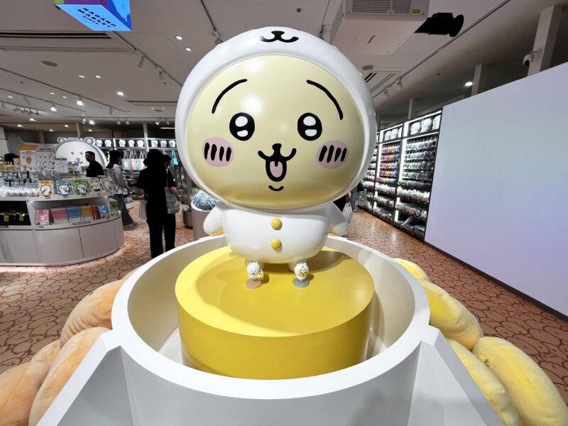 ちいかわにかぶられたぬいぐるみ（うさぎ）
