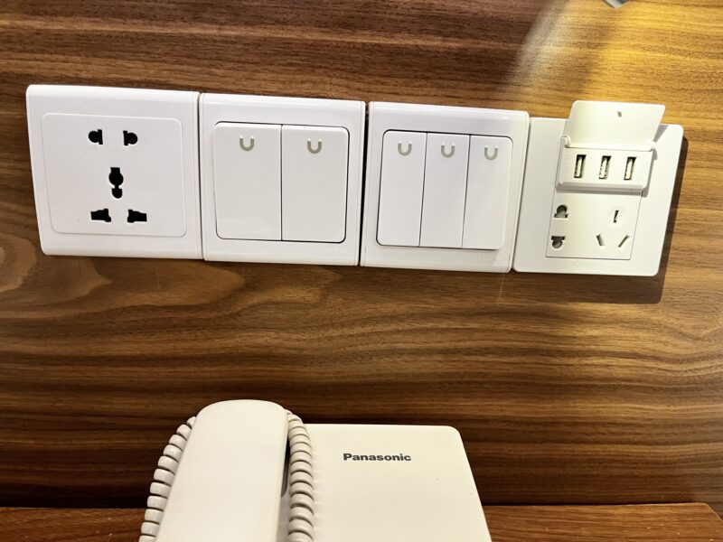 ベッドサイドテーブル