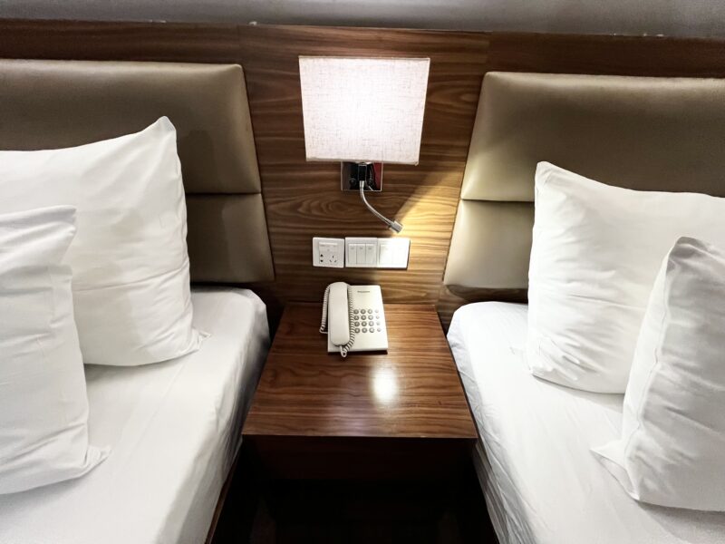 ベッドサイドテーブル