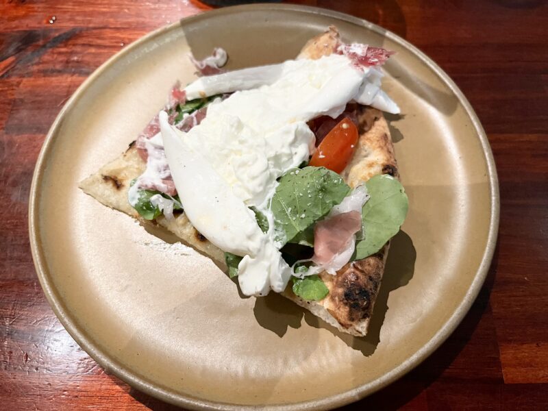 自家製ブラータチーズとパルマハム