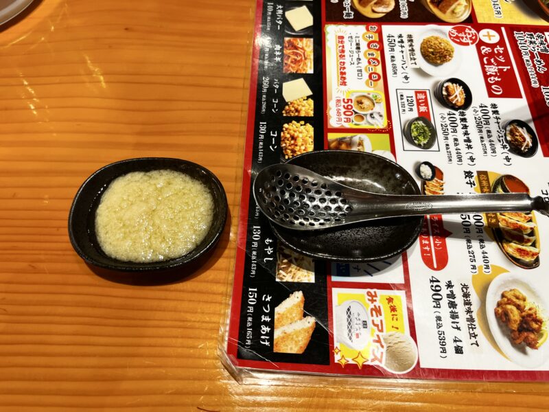 特製にんにくと穴あきレンゲ
