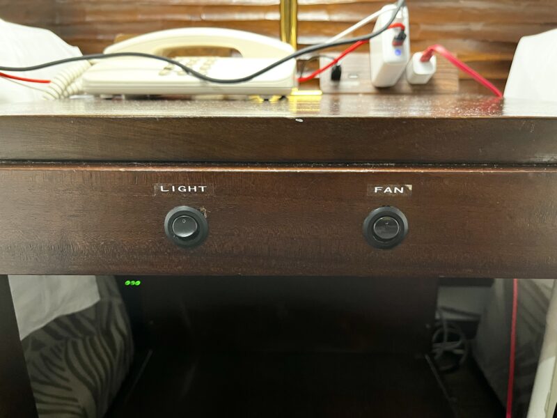 ベッドサイドテーブル