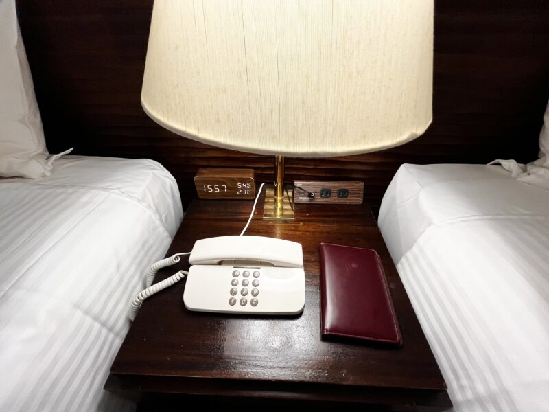 ベッドサイドテーブル