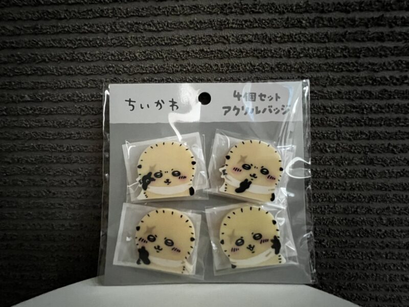 4個セットアクリルバッジ（ピースなラッコ）