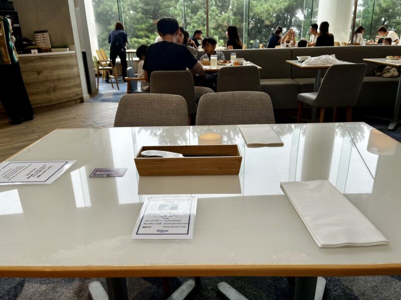 朝食会場のテーブル席